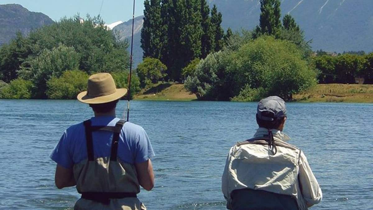 Pesca frente al Parque Nacional Los Alerces. Fuente: (Instagram)