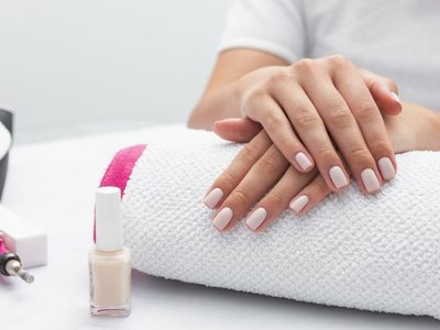 Manicura clean girl: el Nail Art sutil que deja las uñas luminosas y saludables