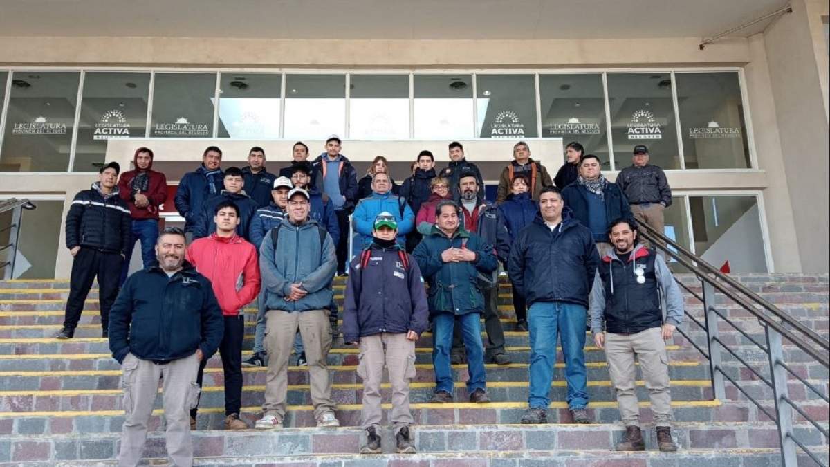 Trabajadores de la Cooperativa Confluencia en la legislatura provincial. Fuente: (Prensa Frente de Izquierda)