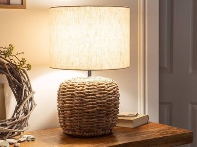 Ni se te ocurra gastar fortunas en un bazar: así de fácil, creá esta lámpara "low cost" para decorar cualquier rincón