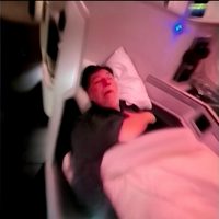 Captan a Fernández Noroña durmiendo en primera clase en su vuelo de regreso de Italia