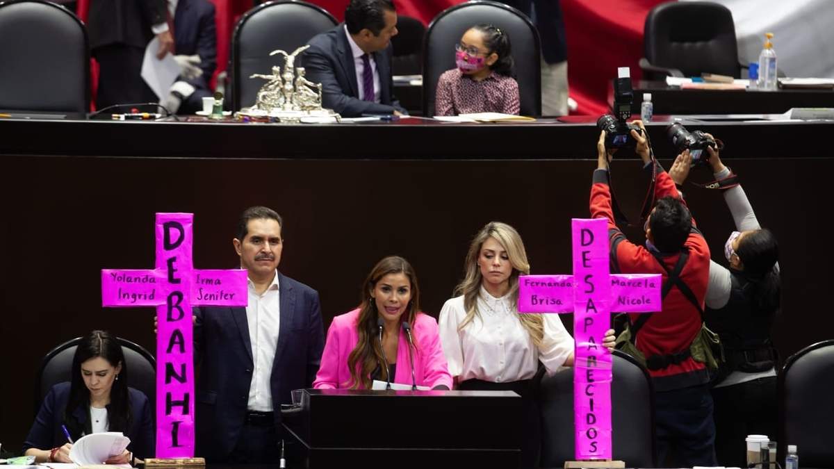 Una cruz con el nombre de Debanhi fue llevada a tribuna en San Lázaro