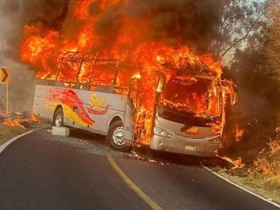 Arde Jalisco por narcobloqueos y quema de vehículos tras operativo; activan código rojo (Video)