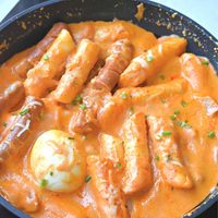 La versión de Tteokbokki sin mucho picante que es muy fácil de hacer en casa
