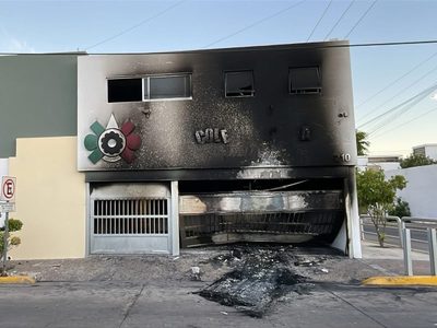 Grupo armado impacta vehículo contra fachada de colegio particular en Culiacán y le prende fuego
