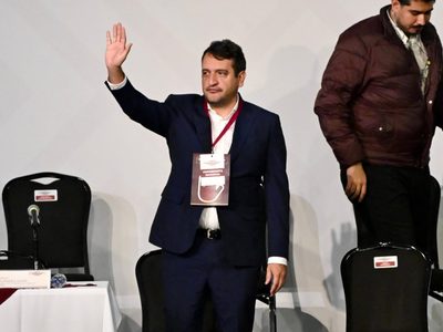 Andrés Manuel López Beltrán arremete contra Loret de Mola: “Muestra una sola prueba”