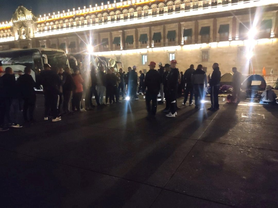 Plantón en el Zócalo de familiares de los 43 normalistas de Ayotzinapa
