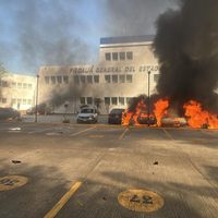 Estudiantes queman vehículos frente a la fiscalía tras asesinato de normalista de Ayotzinapa