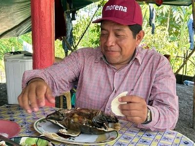 Dirigente de Morena en Tabasco es exhibido comiendo tortuga protegida por ley