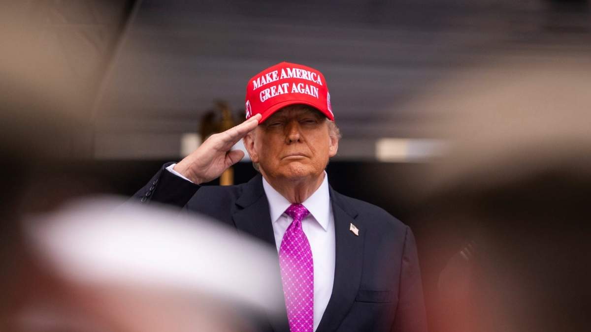 El presidente Donald Trump saluda durante la ceremonia de graduación de la Academia Militar de los Estados Unidos en West Point