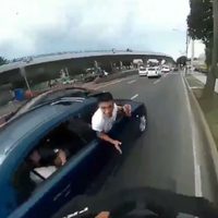 Ciclista graba en video el momento en que automovilista intenta derribarlo