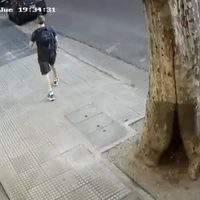 Impactante video en el que un joven patea a una nena en la calle