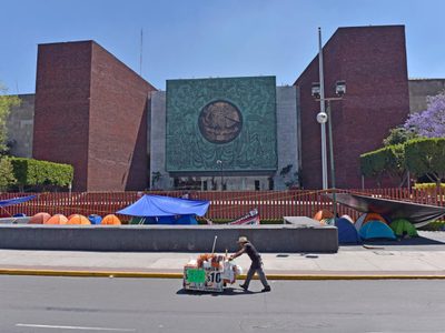 Integrantes de la CNTE levantan plantón de San Lázaro tras acuerdo parcial con el gobierno
