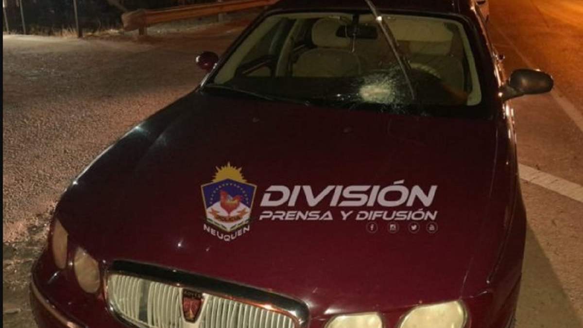 Vehículo apedreado en la ruta 7. Fuente: (Policía Neuquén).