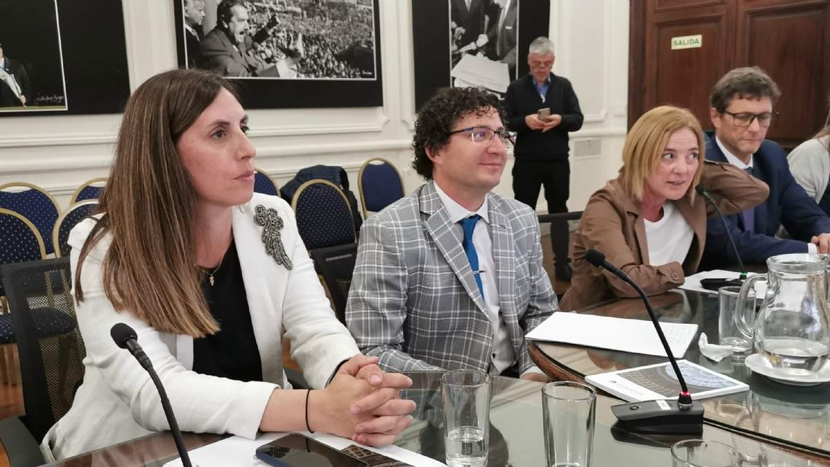 Lorena Abdala y las otras autoridades elegidas para la comisión. Fuente: (Twitter)