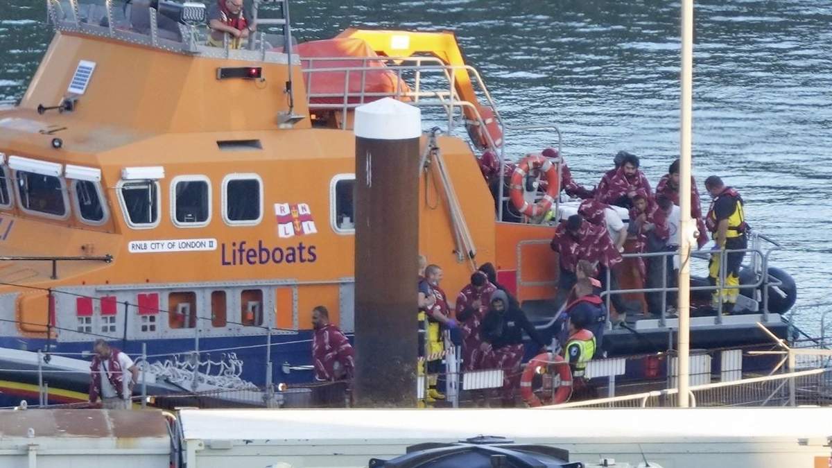 Un grupo de presuntos migrantes descienden del bote salvavidas RNLI Dover en Dover, Inglaterra, tras un incidente ocurrido en un pequeño bote en el Canal de la Mancha, el sábado 5 de octubre de 2024