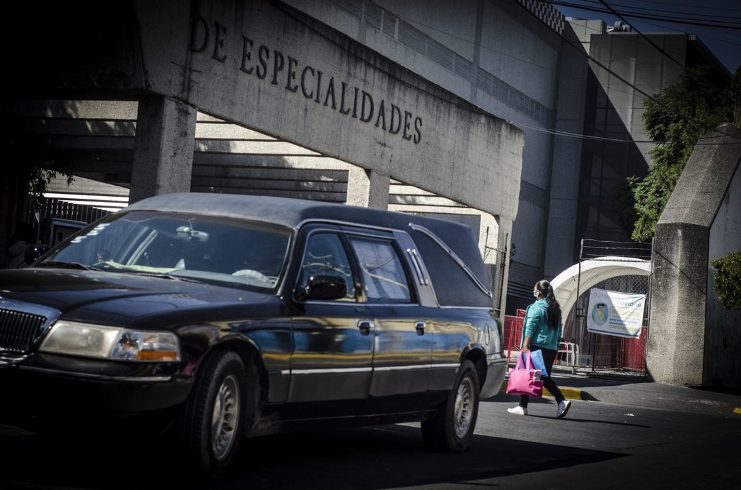 Servicios funerarios espeando servicio en las afueras de la torre se especialidades Covid