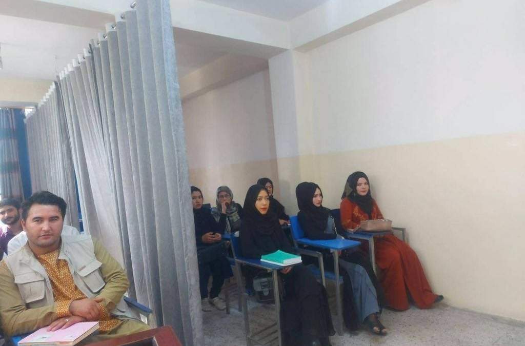 Los talibán habían separado a las mujeres en los centros de estudio