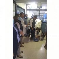 '¿Por qué no se agacha él?”, cuestionan a Aureoles al ser atendido por una mujer (Video)