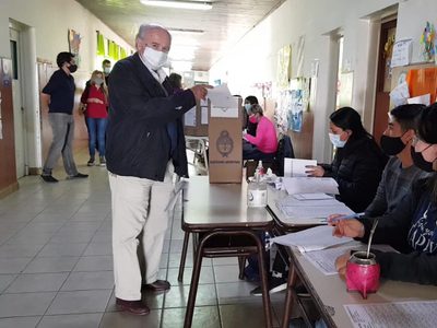ELECCIONES 2021: Votó Oscar Parrilli y se mostró junto a Tanya y Darío Martínez