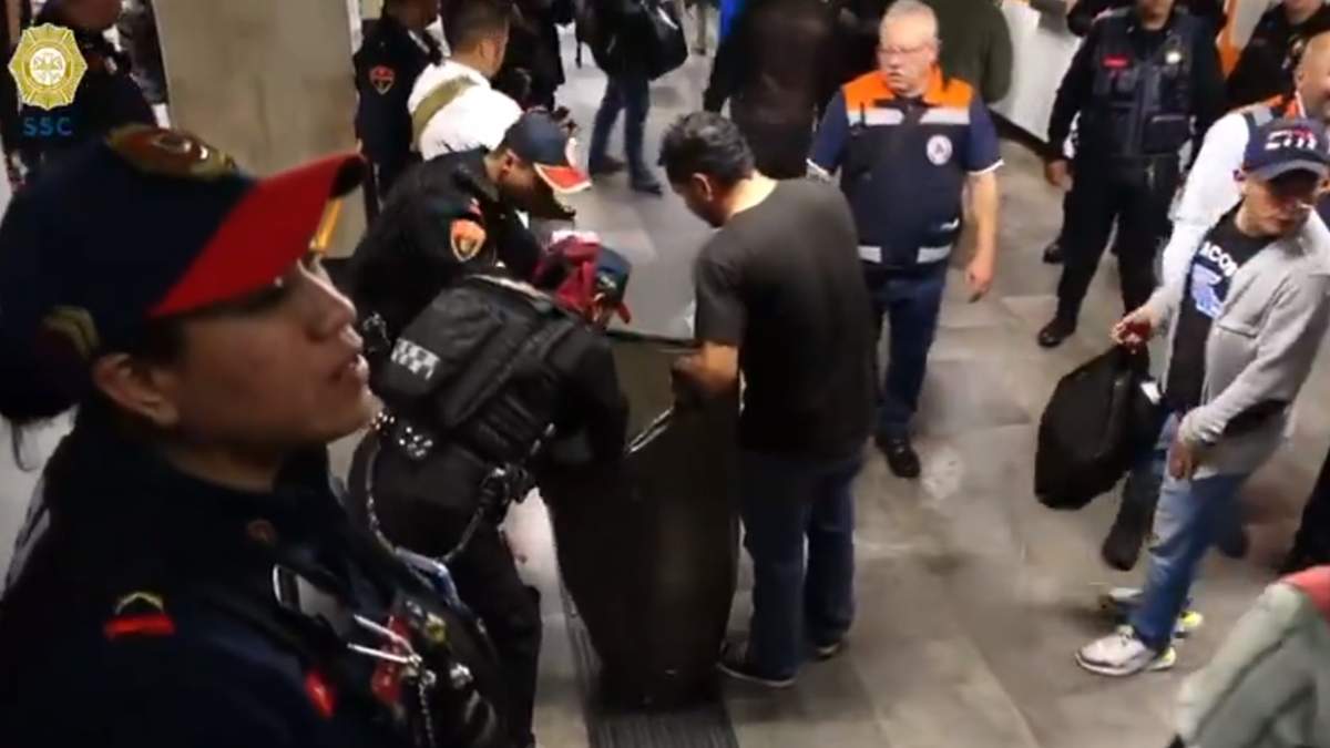 Elementos de la PBI revisan a pasajeros del Metro