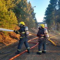 Bomberos controlaron el incendio de un obrador dentro del Chapelco Golf Club