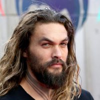 ¿Qué le pasó?Jason Momoa en un video abraza a otro hombre ¡Incluye romance!