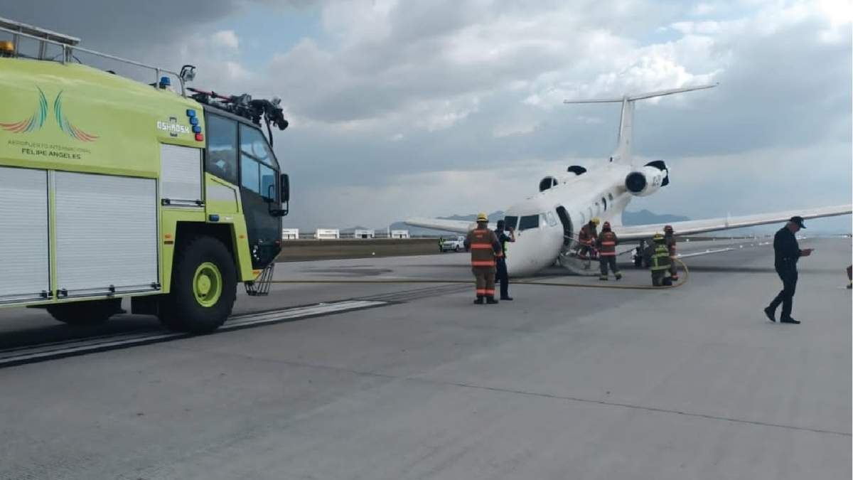 El avión de la FGR en la pista de aterrizaje del AIFA