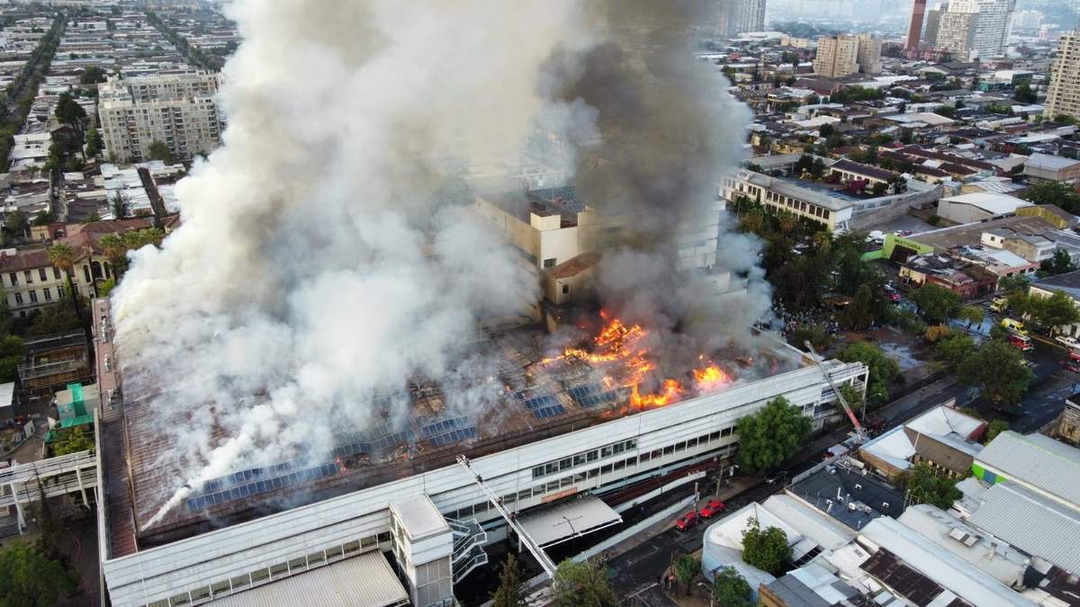 Imágenes aéreas del incendio en el hospital San Borja Arriarán, en Santiago de Chile. Fuente: (Twitter)