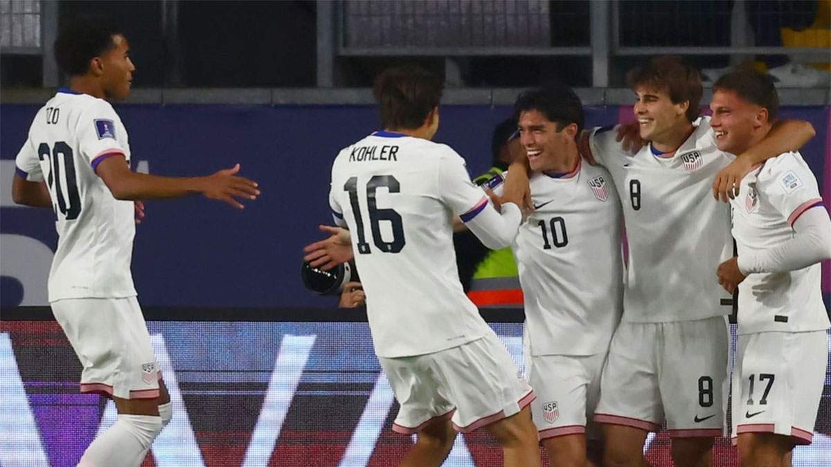 Todos a abrazar a Benja Cremaschi. Capitán, goleador, se llevó el balón y asistidor. Todo hizo el argentino.