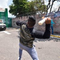 Normalistas de Ayotzinapa y militares se enfrentan con gases y petardos en Chilpancingo (Video)
