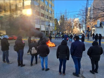 Trabajadores del EPAS volvieron a reclamar en pleno centro de Neuquén