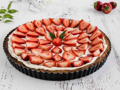 Tarta de frutilla con crema: aprovechá que volvió la temporada de esta fruta para hacer el postre más rico