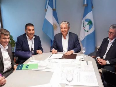 Figueroa firmó convenios de obras con los intendentes de Plaza Huincul y Cutral Co