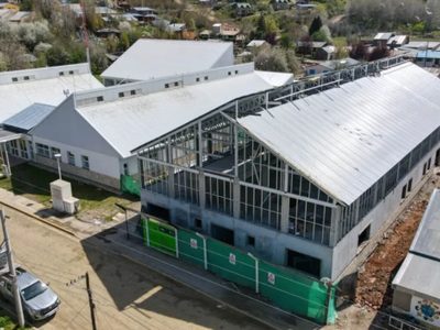 El gobernador visitó el hospital de Aluminé y evaluó la ampliación en ejecución