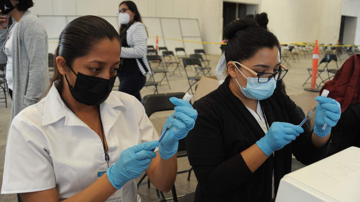 Profesionales de la salud preparan vacunas contra el covid-19