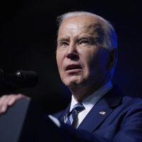 Biden se reunirá con familiares de policías caídos