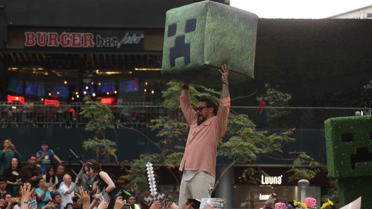 Jason Momoa a su paso por la alfombra verde del Fan Event de “Una película de Minecraft”