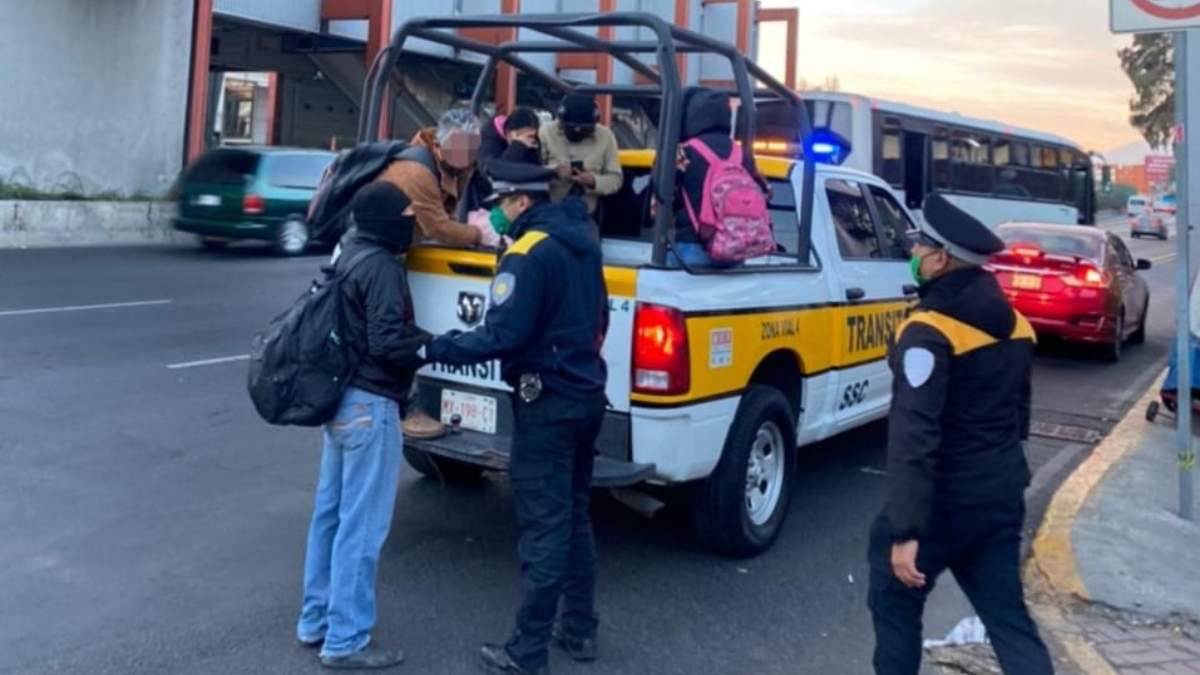 Patrullas de Tránsito trasladan a usuarios del Metro