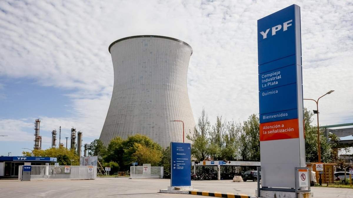 En ingreso a la refinería de YPF en La Plata. Fuente: (Twitter)