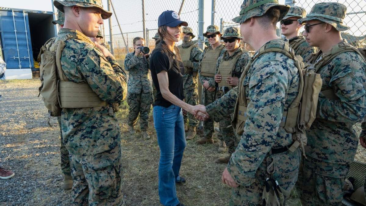 Kristi Noem, Secretaria de Seguridad Interior junto a elementos que vigilan la frontera