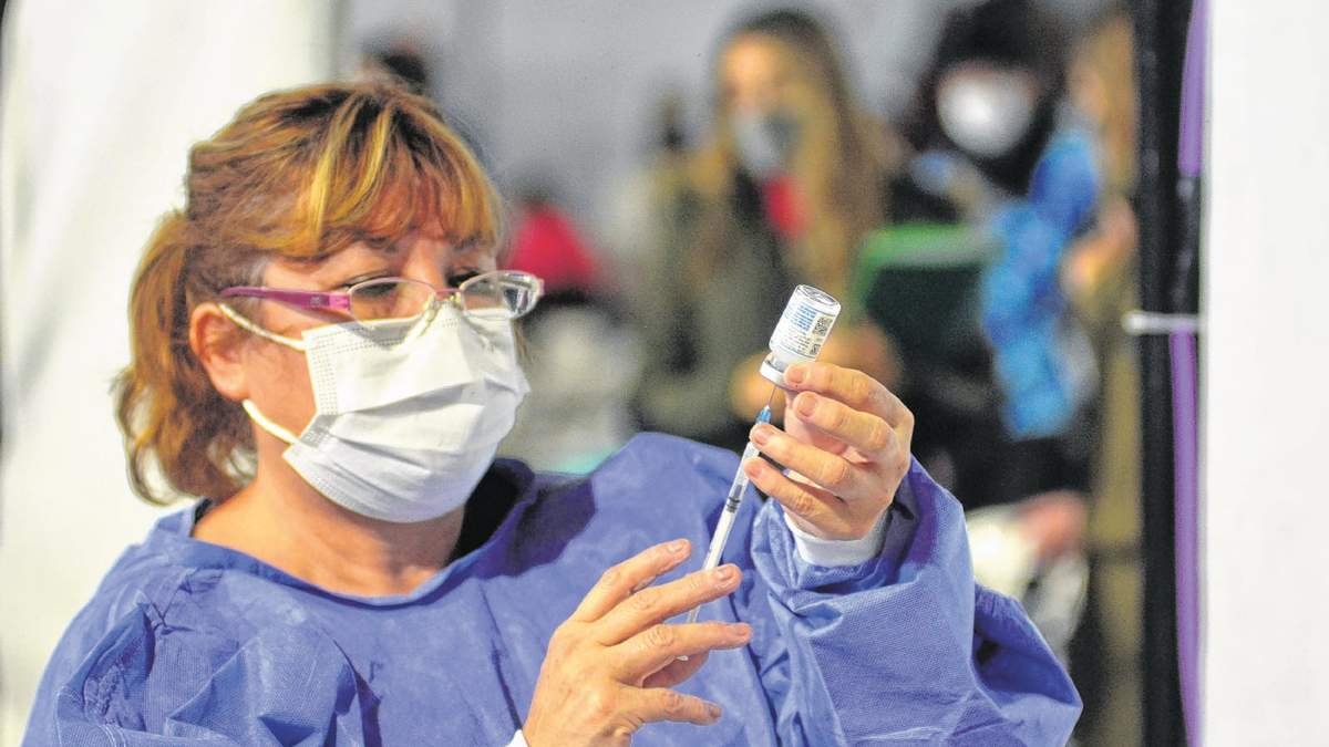 Enfermera alista una vacuna contra el coronavirus. Fuente: (Twitter)
