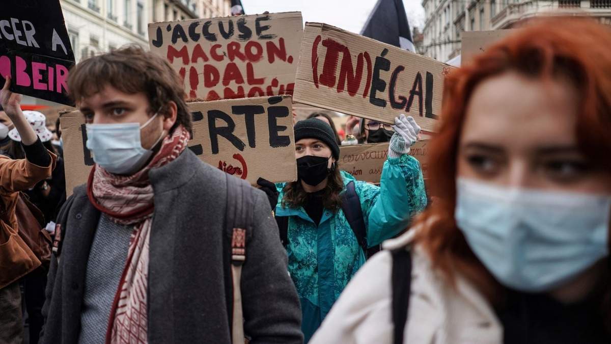 Marcha de estudiantes y profesores en Lyon, Francia, para exigir apoyos del gobierno