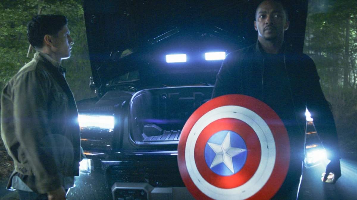 Esta imagen difundida por Disney muestra a Danny Ramirez, izquierda, y Anthony Mackie en una escena de la película de Marvel Studios' "Captain America: Brave New World." (Marvel Studios-Disney vía AP)