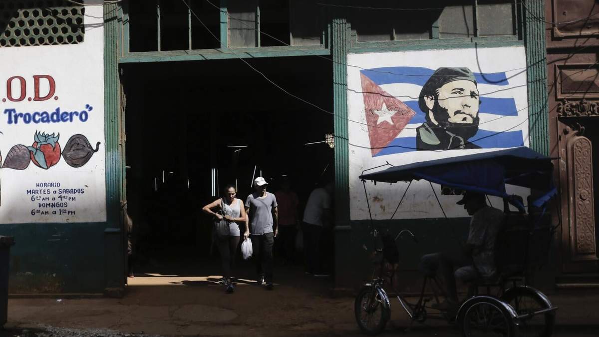 La libreta de abastecimiento cubana atemperaba las diferencias económicas entre la población y era un elemento clave en el momento socialista. Pero las cosas han cambiado y en las últimas protestas la consigna de los manifestantes fue "corriente y comida", en alusión a los recurrentes apagones y el desabastecimiento de alimentos