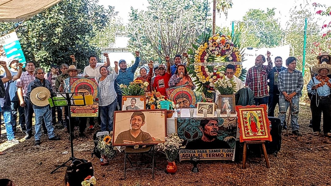 Momento en el que compañeros de lucha de Samir lanzaron consignas en su memoria Foto Estrella Pedroza