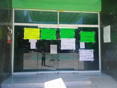 Policías comunitarios de Michoacán encadenan a indígenas por no cerrar carretera