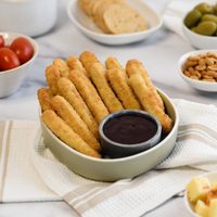 Bastones de pollo crocantes: un snack proteico, en una receta fácil y perfecta para tus picadas