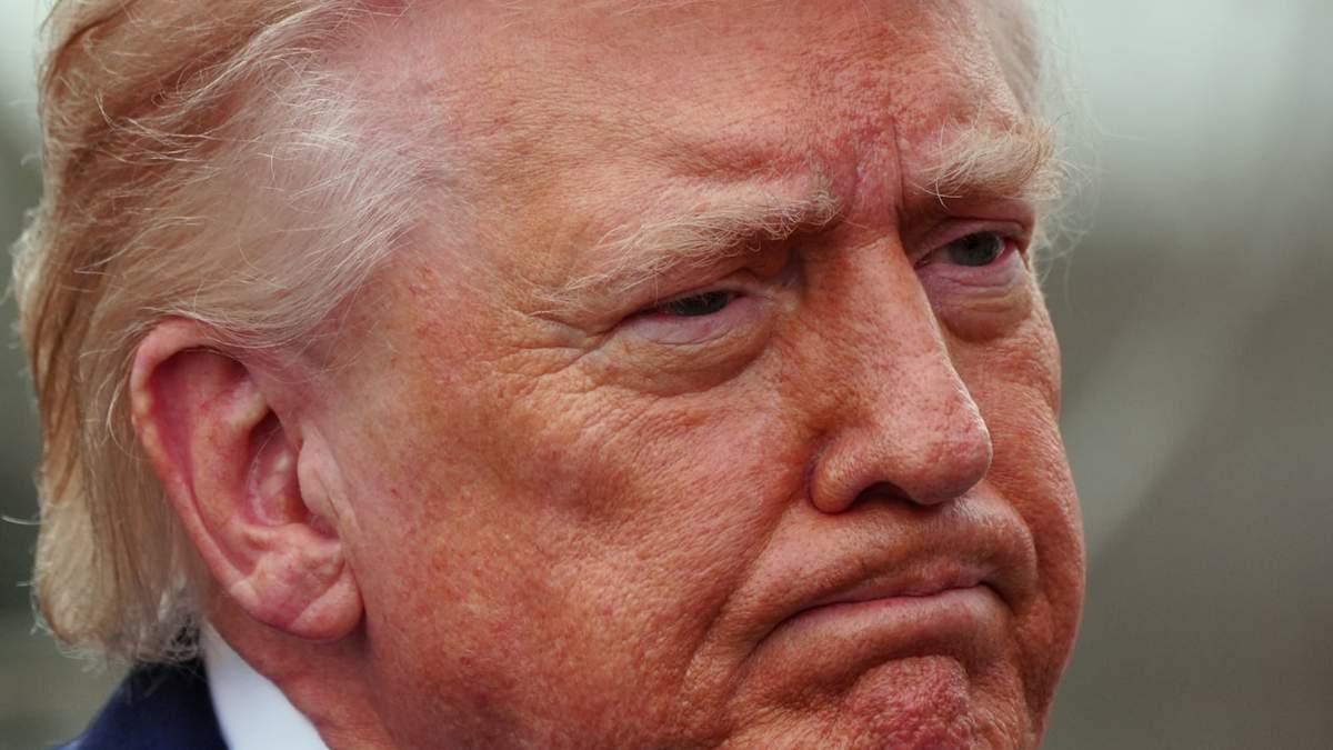 El presidente Donald Trump habla con los periodistas antes de partir en el helicóptero presidencial Marine One desde el jardín sur de la Casa Blanca