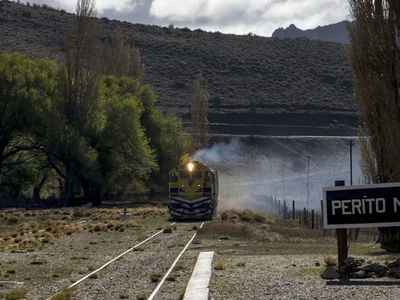 El tren nocturno de la Patagonia que deslumbra con paisajes, música y gastronomía: cuánto cuesta